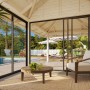 Palmako Pavillon Bianca Set, 588x300 cm, weiß lackiert, mit Schiebetüren und Blick auf Pool.