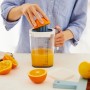 Rotho Messbecher Loft 1,5l: Frau presst Orange mit Zitruspresse Aufsatz. Küchenhelfer zum Backen.