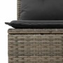 Detailaufnahme: Graue Garten-Sofagarnitur aus Rattan mit dunklen Kissen. Gemütliche Gartenmöbel für Terrasse und Garten.