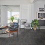 Wohnraum mit Parador Trendtime 5 Laminat in Rohstahl-Optik. Wasserfest und robust.