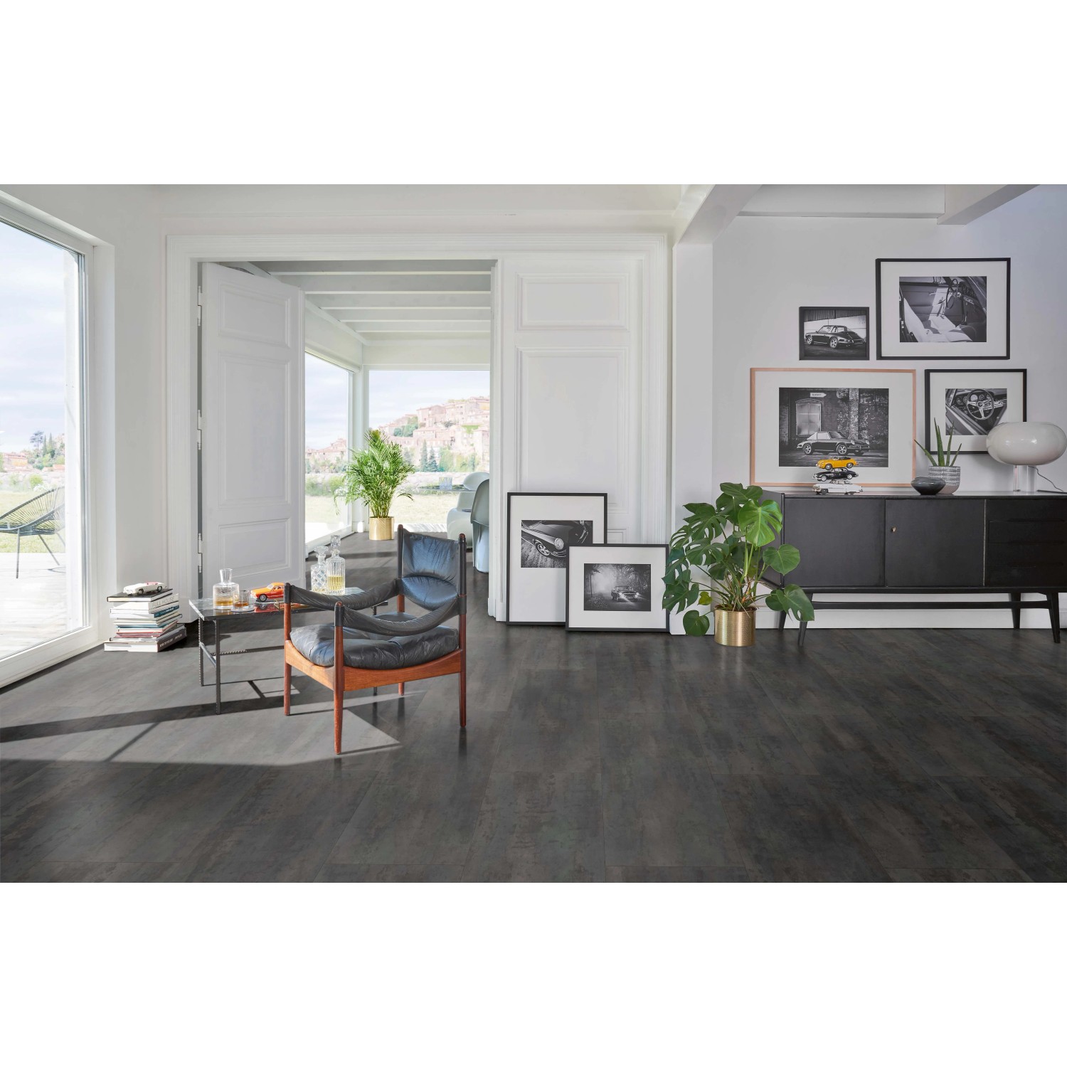 Wohnraum mit Parador Trendtime 5 Laminat in Rohstahl-Optik. Wasserfest und robust.