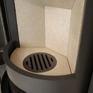 Detailaufnahme: Brennraum des schwarzen H&M Germany Kaminofen Citro 2.0 mit Rost.