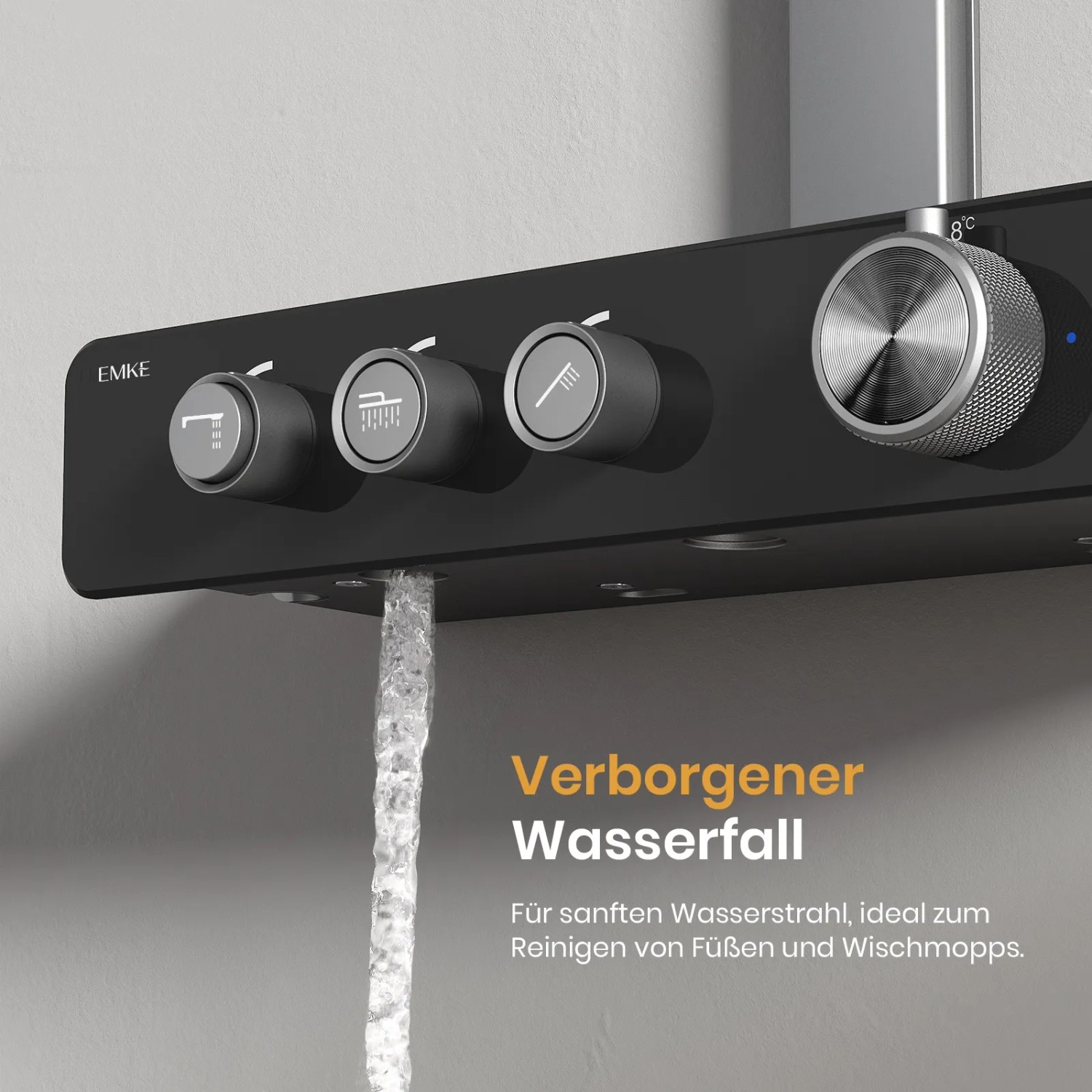 Detailaufnahme des Emke Duschsystems in Anthrazit mit Thermostat und Wasserstrahl.