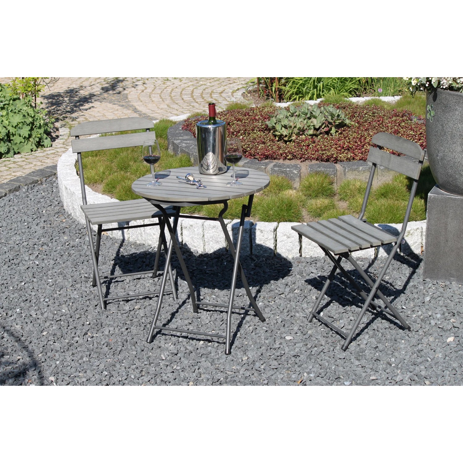 Graues 3-teiliges Balkon-Set Lugo mit klappbarem Tisch und zwei Stühlen.