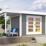 Graues Weka Holz-Gartenhaus mit Flachdach und überdachter Terrasse. Gartenhaus mit Doppeltür.