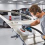 Bosch Akku-Exzenterschleifer GEX 18V-125 im Einsatz beim Schleifen einer Autotür.