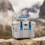Graue Lifetime Kühlbox Campingbox (26,5 Liter) mit Tragegriff und blauen Akzenten vor Berglandschaft.