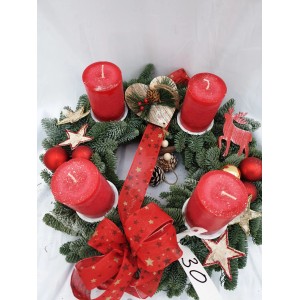 Adventskranz, 35cm, rot, mit Kerzen, Kugeln, Schleife und Holzherz auf Tannengrün.