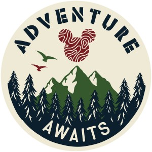 Runde Disney Mickey Mouse Tapete (Ø 128cm) in Blau, Grün und Rot mit Bergmotiv.