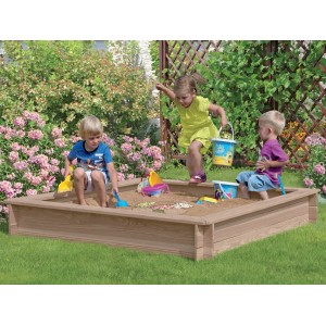 Quadratischer T&J Sandkasten Conni 150x150 cm aus Lärche mit spielenden Kindern im Garten.