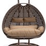 Brauner Home Deluxe Hängesessel Twin aus Polyrattan mit beigen Kissen und Regenabdeckung.