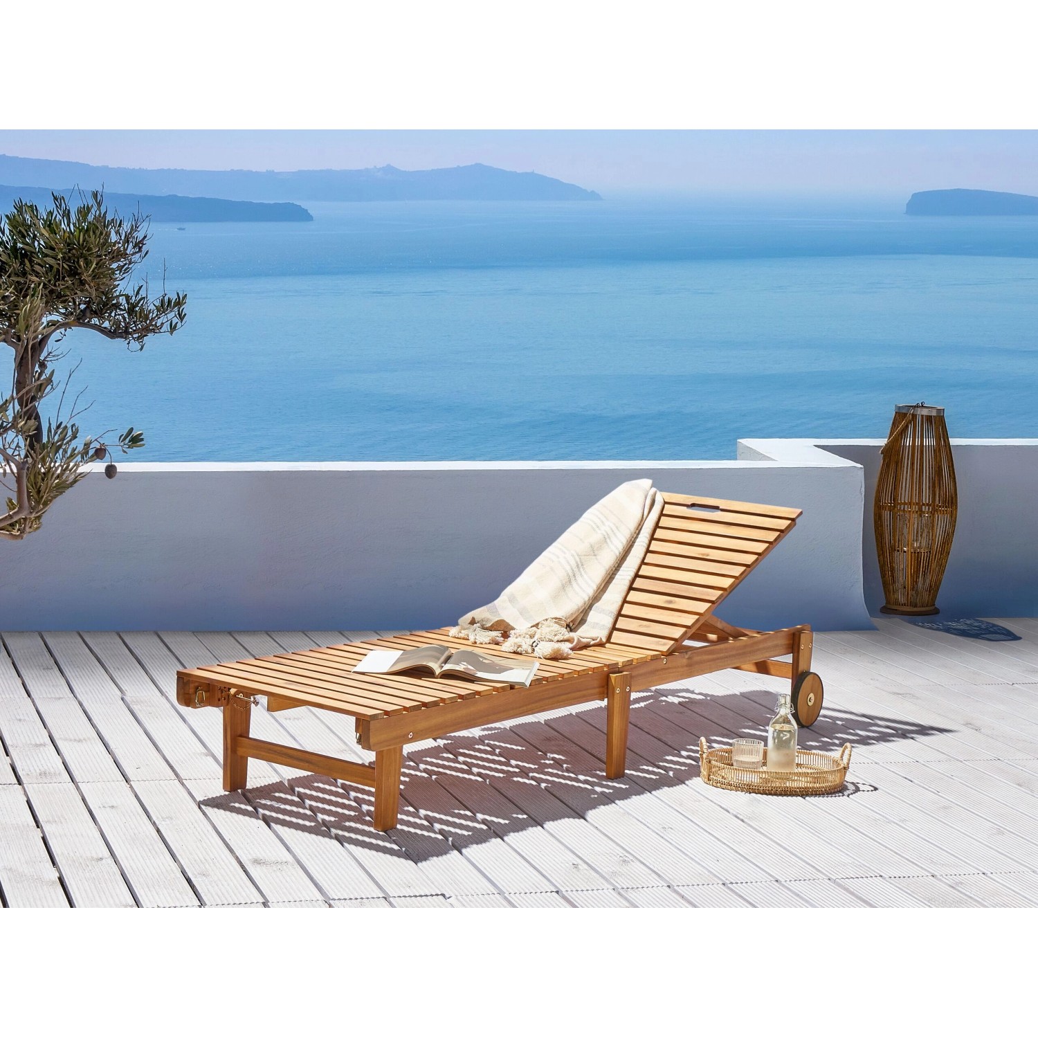 Verstellbare, helle Holzfarbene Gartenliege mit Rädern und weißer Decke im Außenbereich.