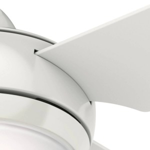 Detailaufnahme: Weißer HUNTER FANS Deckenventilator Sonic mit Flügel und integrierter Leuchte.