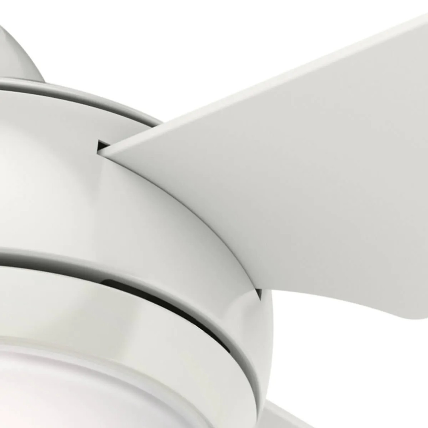 Detailaufnahme: Weißer HUNTER FANS Deckenventilator Sonic mit Flügel und integrierter Leuchte.