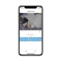 Smartphone mit Yale Überwachungskamera-App zeigt Aufnahme einer Person vor dem Haus.