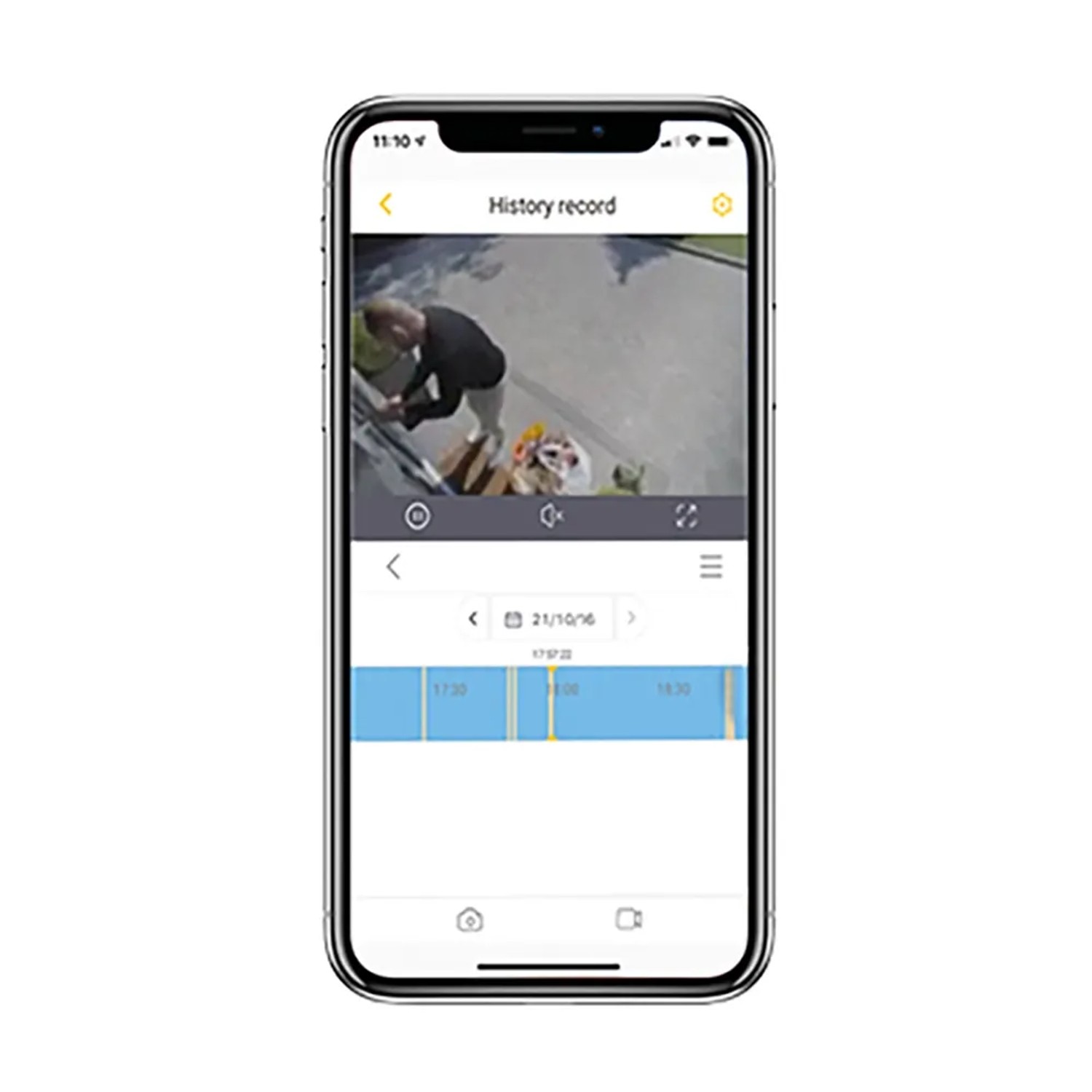 Smartphone mit Yale Überwachungskamera-App zeigt Aufnahme einer Person vor dem Haus.