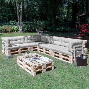 Hellegraue Palettenkissen und Seitenkissen mit Zierknöpfen auf einer Gartenlounge aus Holzpaletten. Bequeme Outdoor-Sitzgruppe.