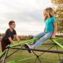 Kinder spielen auf Lifetime Geodome Klettergerüst (335x168cm) im Garten. Spielturm für Motorik und Spaß.