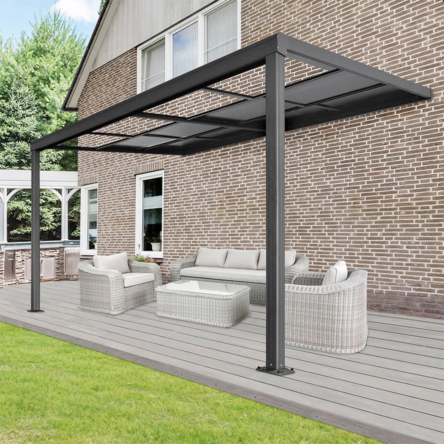 Anthrazitfarbene Home Deluxe Terrassenüberdachung Solis Deluxe mit Polycarbonatplatten und Sitzgruppe.