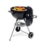 Weber Holzkohle-Kugelgrill Classic Kettle 47 cm, schwarz, mit Grillgut auf dem Rost.