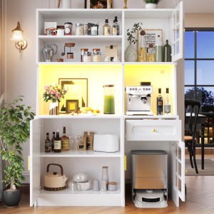 Weißer Hochschrank mit Glastüren, LED-Beleuchtung und offenen Fächern. Moderner Buffetschrank für Küche, viel Stauraum.