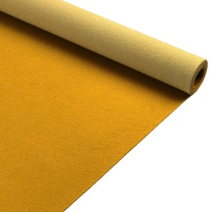 Gerollter, curryfarbener Primaflor Eventteppich Podium (2x3m). Ideal als Teppichboden für Events.