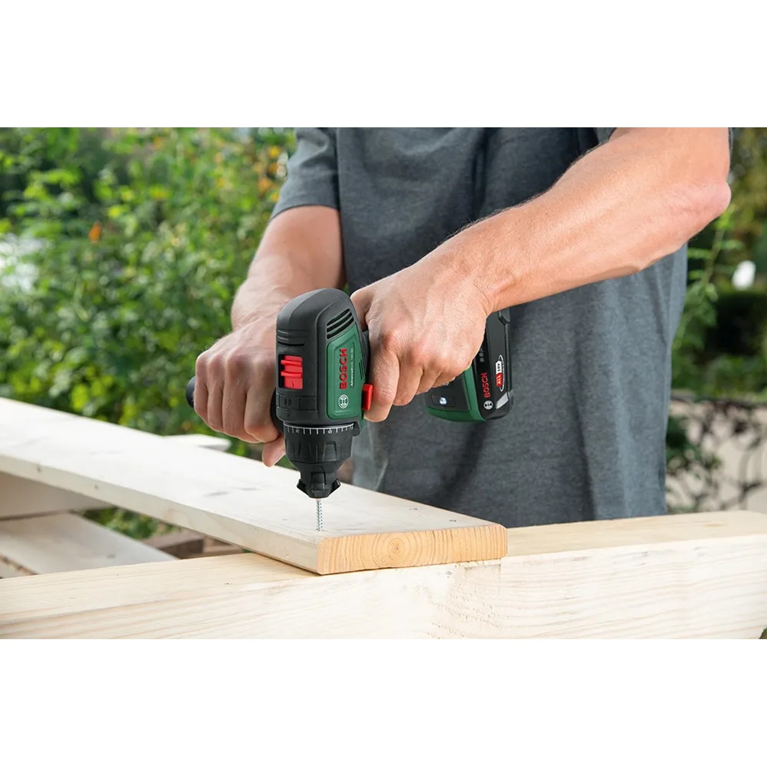 Bosch Akku-Bohrschrauber Advanced Drill 18V-80 Solo beim Schrauben in Holz.