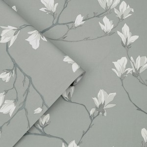 Laura Ashley Vliestapete Magnolia Grove Slate mit Magnolienblüten auf grau-blauem Grund.