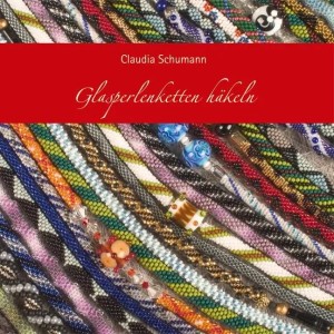Buchcover: Glasperlenketten häkeln. Zeigt viele bunte, gehäkelte Glasperlenketten mit verschiedenen Mustern. Kreative Hobby-Anleitung.