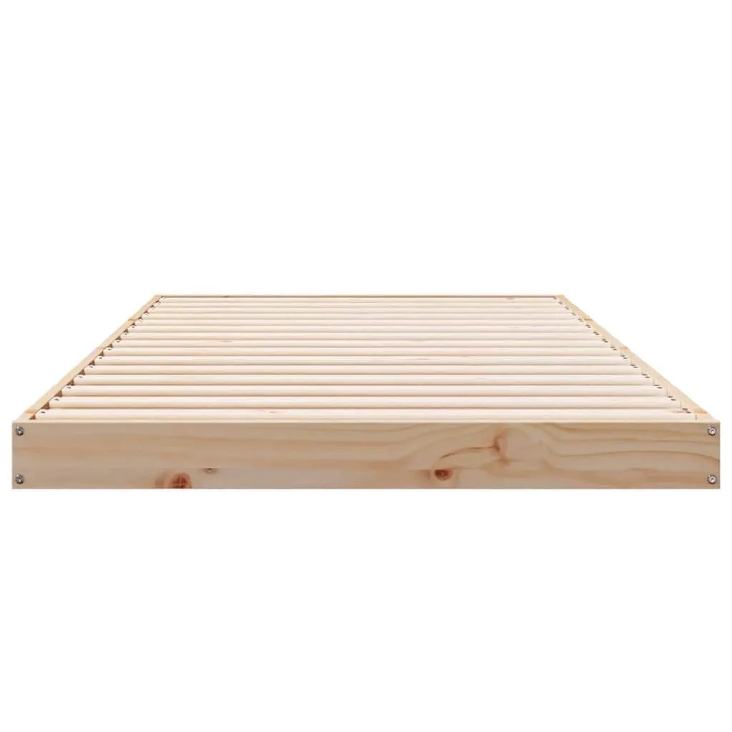 Niedriger Bodenbettrahmen aus hellem Kiefernholz mit Lattenrost. Modernes, minimalistisches Bettgestell in Naturfarbe.