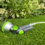 Geka Multibrause Plus 5S Grau auf Rasen. Gartenbrause mit 5 Strahlarten und grau-grünem Design.