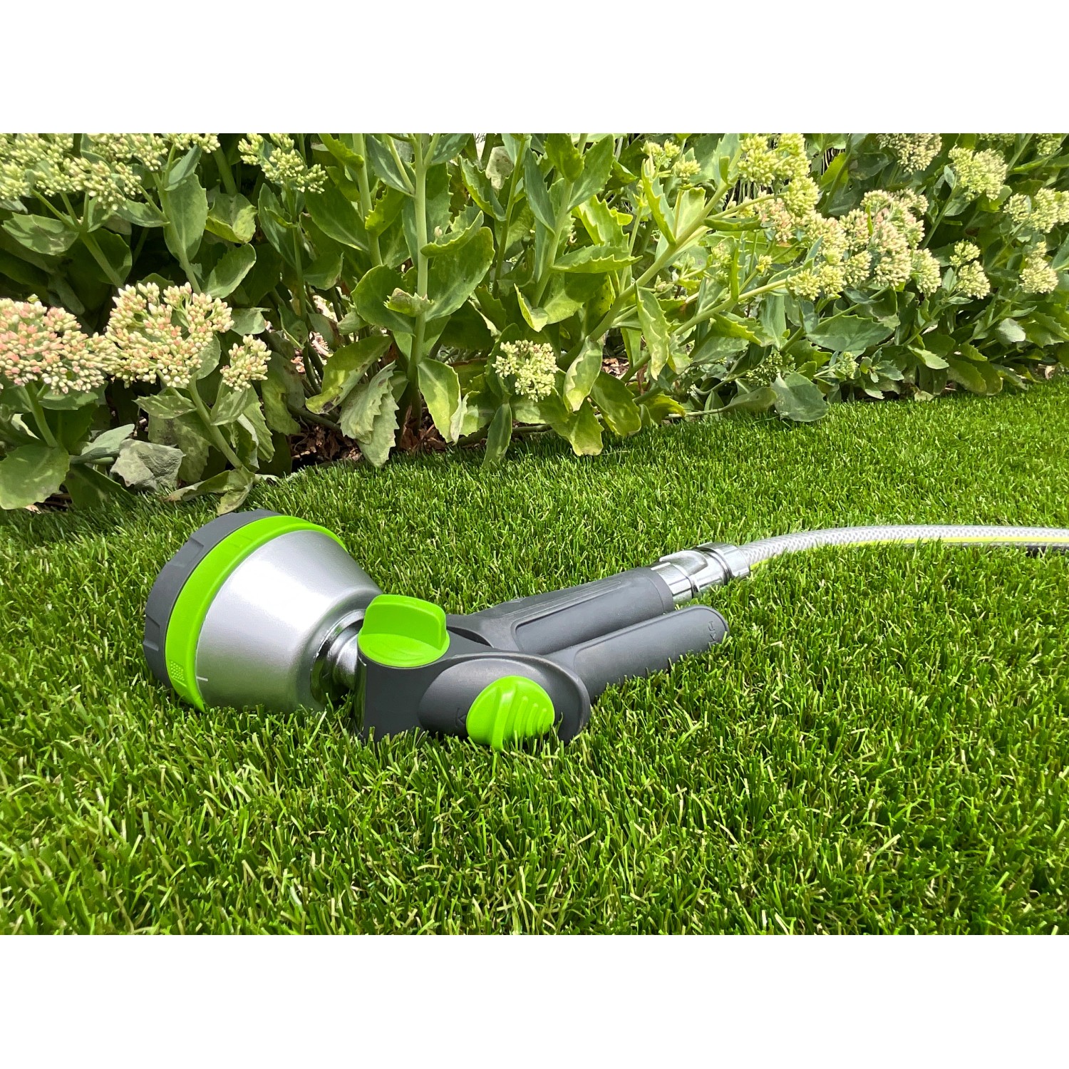 Geka Multibrause Plus 5S Grau auf Rasen. Gartenbrause mit 5 Strahlarten und grau-grünem Design.