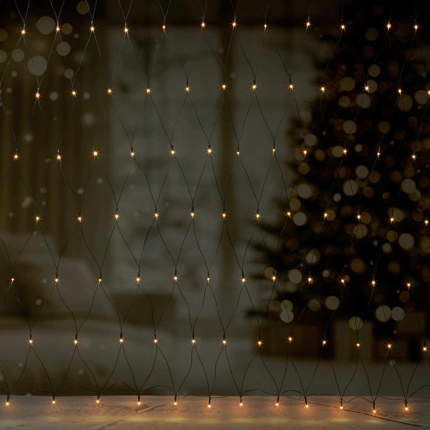 Warmweißes Lichternetz 4x4m mit 400 LEDs für stimmungsvolle Außenbeleuchtung.