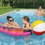 Bestway Stahlrahmenpool im Garten mit Familie, Kinder spielen mit Ball und Luftmatratze im Pool.