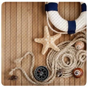 Sanilo Badematte Maritime mit Seestern, Kompass, Rettungsring und Tau auf Holzoptik.