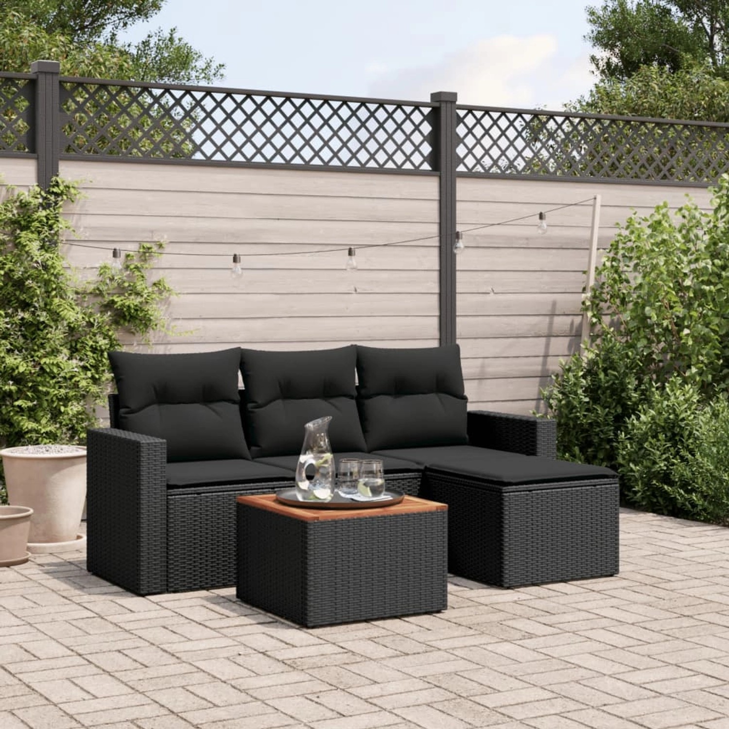 Schwarze 5-tlg. vidaXL Garten-Sofagarnitur aus Poly Rattan mit Kissen und Akazientisch.