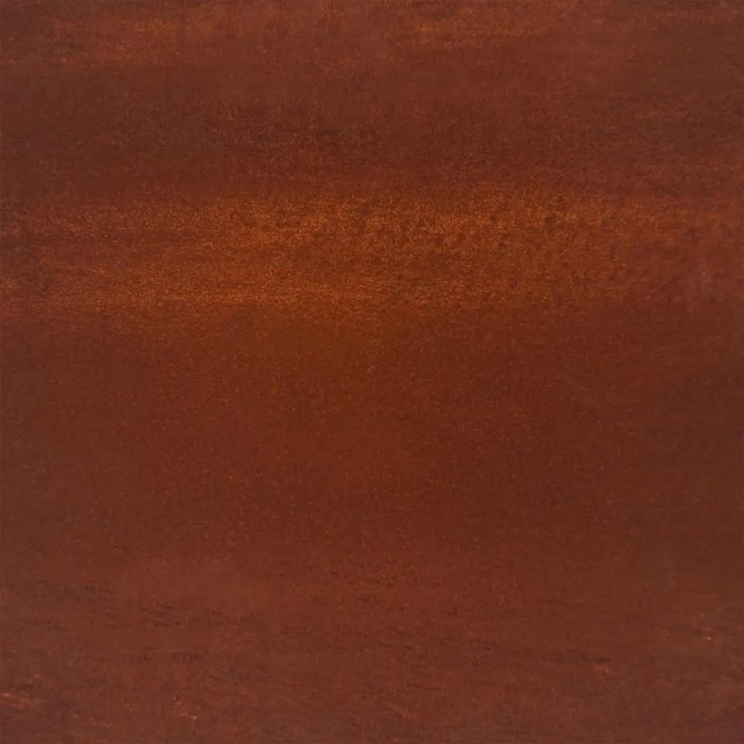 Wetterfester Stahl mit rostbrauner Patina, Detailansicht. Robustes Material für Brennholzregal und Kaminzubehör.