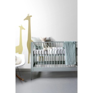 ESTAhome Fototapete Giraffen in Ockergelb im Kinderzimmer mit Babybett und Dekoration.