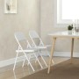 Zwei weiße HOMCOM Klappstühle aus Stahl und Kunstleder im Esszimmer.