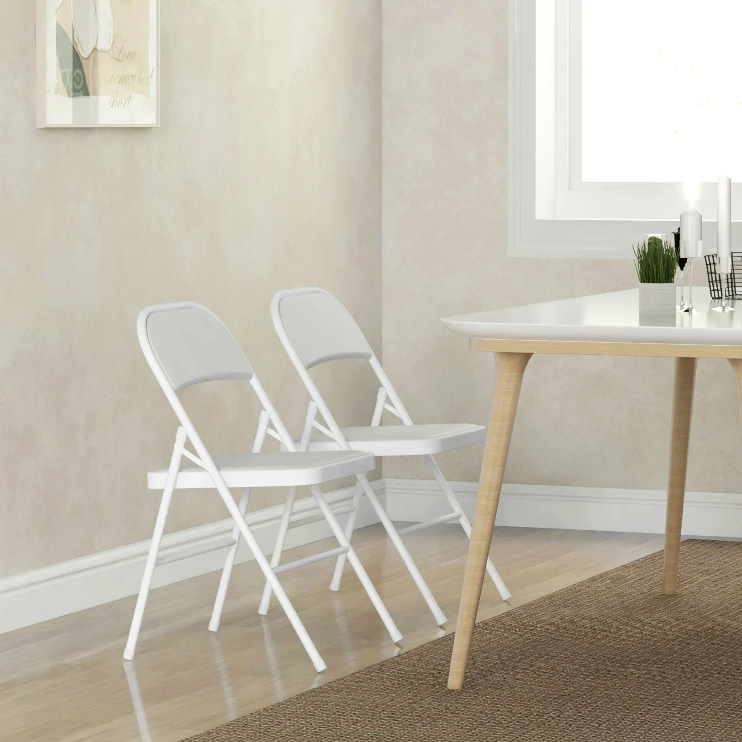 Zwei weiße HOMCOM Klappstühle aus Stahl und Kunstleder im Esszimmer.