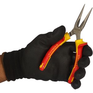 Stanley Fatmax Spitzzange VDE 160mm in Hand mit Arbeitshandschuh.
