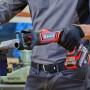 Einhell Akku-Universalsäge TE-AP 18/13 Li-Solo beim Sägen eines Metallrohrs.