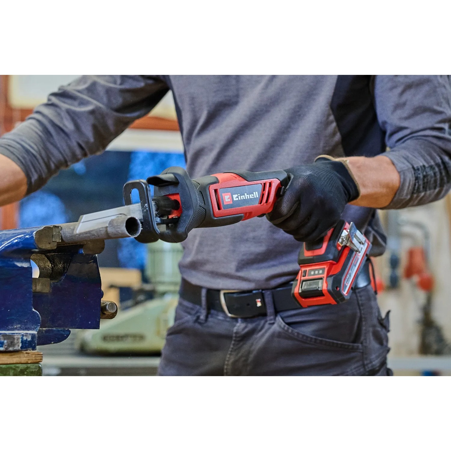 Einhell Akku-Universalsäge TE-AP 18/13 Li-Solo beim Sägen eines Metallrohrs.