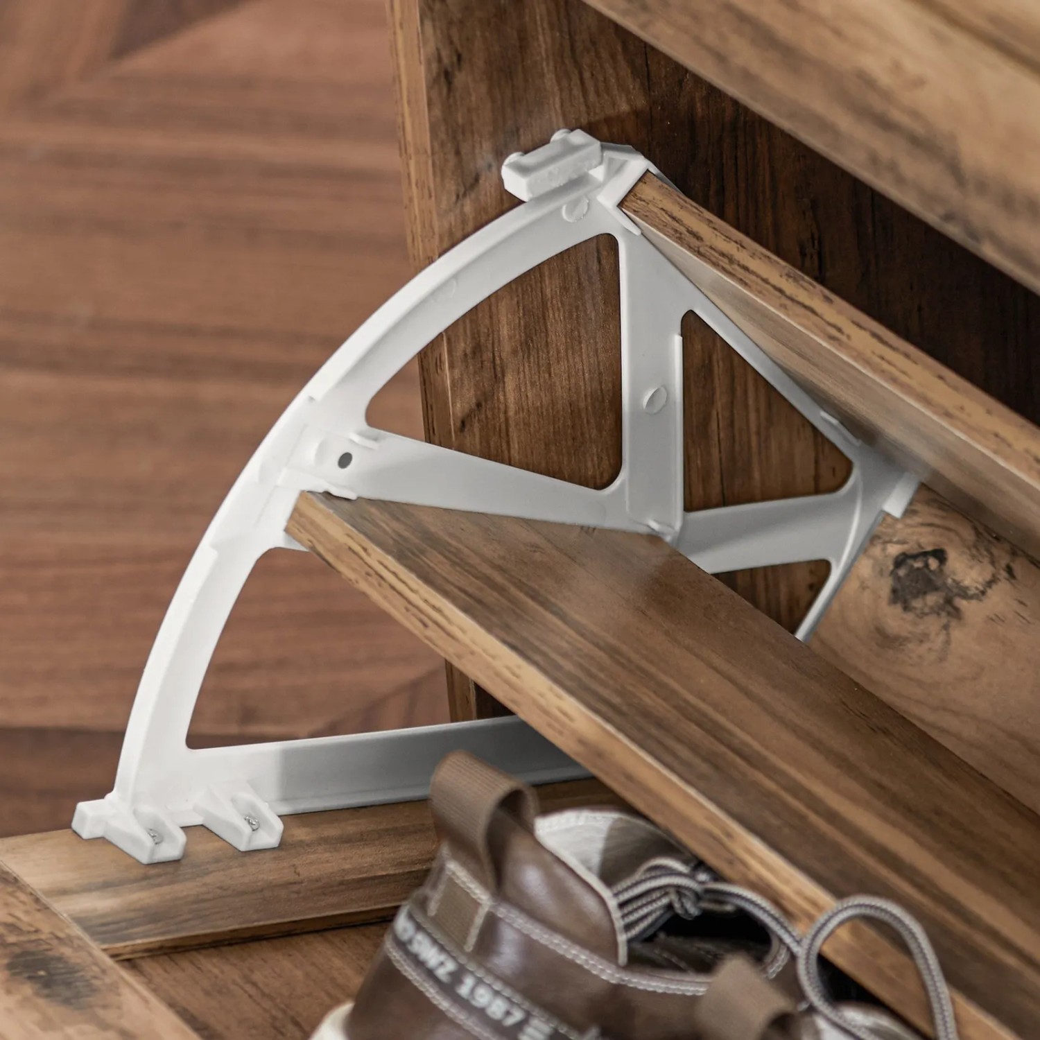Detailaufnahme: Brauner SoBuy Schuhkipper mit Schuh und weißer Klappenmechanik.