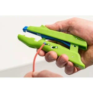 WEICON Duo-Crimp Green Line Zange beim Abisolieren eines Kabels.