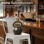 Silberner Metall Barhocker Mason mit Kettlebell auf dem Sitz in einer Bar, zeigt hohe Belastbarkeit des Hockers.