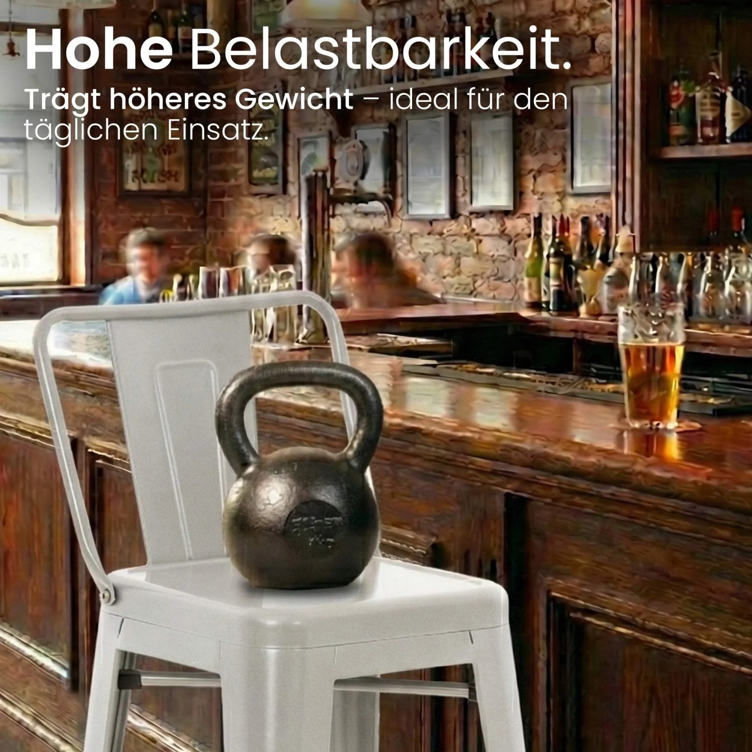 Silberner Metall Barhocker Mason mit Kettlebell auf dem Sitz in einer Bar, zeigt hohe Belastbarkeit des Hockers.