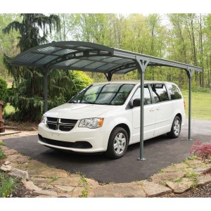 Palram Carport Atlas mit Bogen, Basaltgrau, unter dem ein weißer Van parkt.