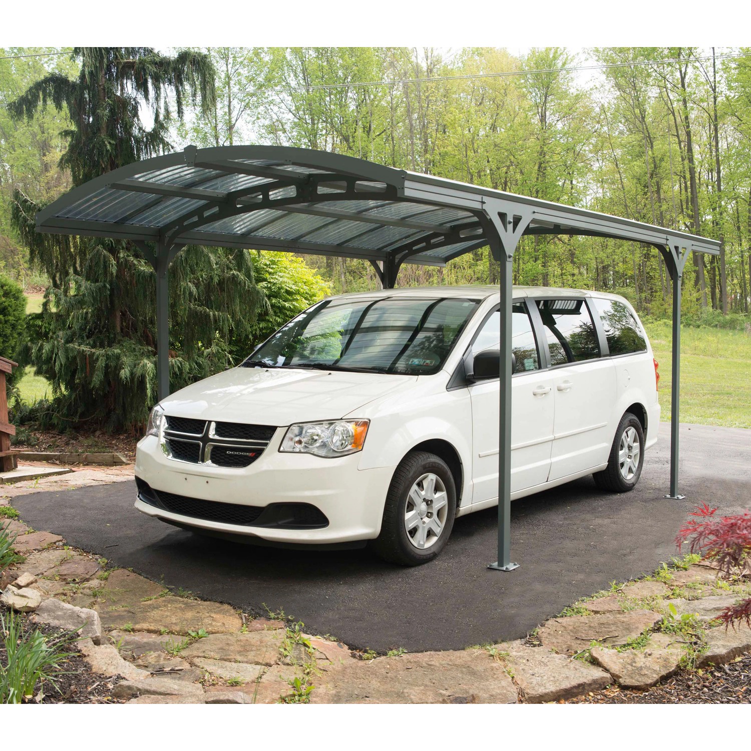 Palram Carport Atlas mit Bogen, Basaltgrau, unter dem ein weißer Van parkt.