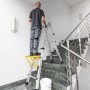 PROREGAL Teleskopleiter 4-teilig im Einsatz auf Treppe, Aluminium Leiter mit 4x5 Sprossen.